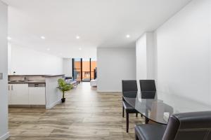 Modern 2BR Apt with Parking Walk to ICC & CBD & Darling Harbour & Chinatown