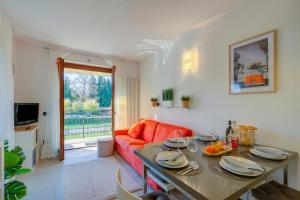Lenni Apart Swimming Pool and lake - Happy Rentals