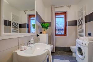 Lenni Apart Swimming Pool and lake - Happy Rentals