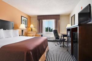 King Room- Non-Smoking room in Baymont by Wyndham Dallas/ Love Field