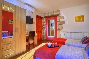 Top Center Room & Apartment