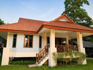 1-Bedroom House in Maenam with Lake & Sunset Views