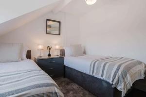 3 Bed Apartment Sleeps 6 - Pets Welcome - Parking