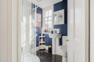 3 Bed Apartment Sleeps 6 - Pets Welcome - Parking