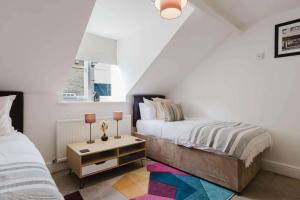 3 Bed Apartment Sleeps 6 - Pets Welcome - Parking