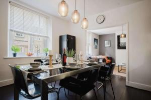 3 Bed Apartment Sleeps 6 - Pets Welcome - Parking