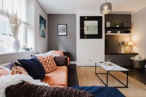 3 Bed Apartment Sleeps 6 - Pets Welcome - Parking
