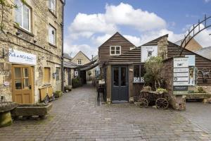 3 Bed Apartment Sleeps 6 - Pets Welcome - Parking