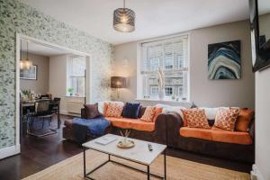 3 Bed Apartment Sleeps 6 - Pets Welcome - Parking
