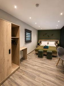 Epanomi Suites - Modern Living with Garden Retreat