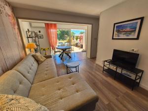 Grande terrasse vue mer, plancha, piscine, 2 chambres