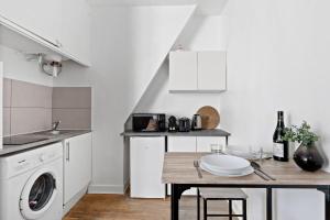 Sevres Cosy studio