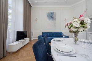 Elegant Apartment in a Prime Location near the Market Square by Noclegi Renters