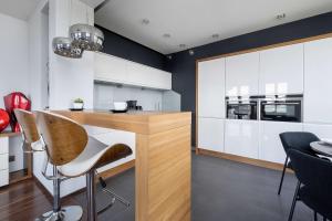 Apartment with a River View Near the Old Town by Renters Prestige