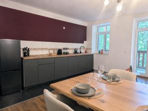 Family friendly - Central - free private parking, JURA Coffeemaschine, Smart TV, WIFI, heated floor