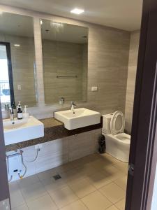 Luxury Spacious 3Bedrooms with Maids Room Bunkbed Massage Chair Bayview Free Pool & Parking Near Okada & MOA