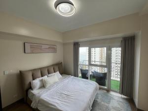 Luxury Spacious 3Bedrooms with Maids Room Bunkbed Massage Chair Bayview Free Pool & Parking Near Okada & MOA