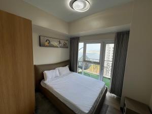 Luxury Spacious 3Bedrooms with Maids Room Bunkbed Massage Chair Bayview Free Pool & Parking Near Okada & MOA