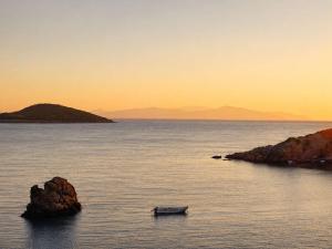 Mare E Cielo - Seafront Stay & Private Beach Samos