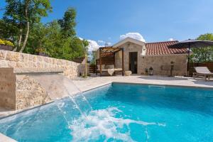 Villa Izvor, Charming Stone 4-bedroom Villa in a Makarska hinterland
