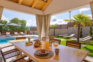 Villa Izvor, Charming Stone 4-bedroom Villa in a Makarska hinterland