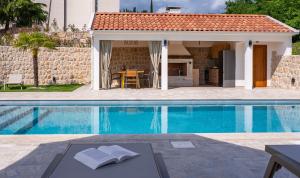 Villa Izvor, Charming Stone 4-bedroom Villa in a Makarska hinterland