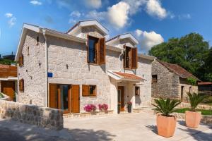 Villa Izvor, Charming Stone 4-bedroom Villa in a Makarska hinterland