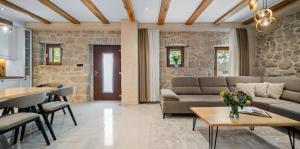 Villa Izvor, Charming Stone 4-bedroom Villa in a Makarska hinterland