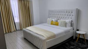 Executive elegant wanderers rest three bedroom apartment with amazing city views, swimming pool ,gym and private ample parking space which offers not only comfortable but also luxurious lifestyle