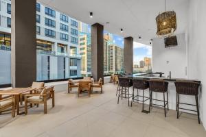Downtown High-Floor Retreat- Full amenities- 1B1B