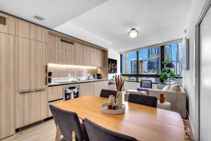 Downtown High-Floor Retreat- Full amenities- 1B1B