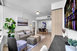 Downtown High-Floor Retreat- Full amenities- 1B1B