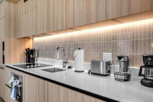 Downtown High-Floor Retreat- Full amenities- 1B1B
