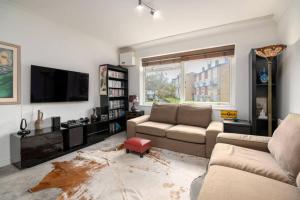Sun-Lit 1BDR Flat with Parking in South London