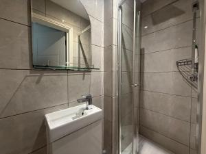 Central 6 bedrooms house - Sleep 14