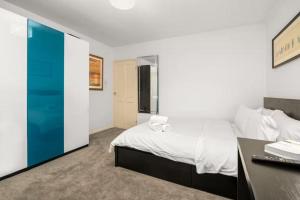 Sun-Lit 1BDR Flat with Parking in South London