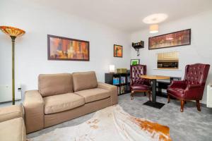Sun-Lit 1BDR Flat with Parking in South London