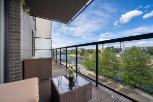 Modern Apartment with Parking and River View in Wrocław by Noclegi Renters