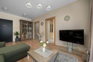 Modern Apartment with Parking and River View in Wrocław by Noclegi Renters