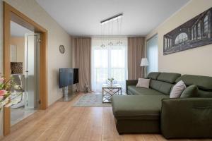 Modern Apartment with Parking and River View in Wrocław by Noclegi Renters