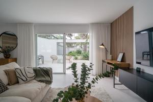 Modern Calahonda House w Large Terrace & Pool