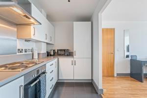 Central 3-Bed Stay w Balcony & Free Parking