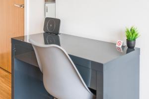 Central 3-Bed Stay w Balcony & Free Parking