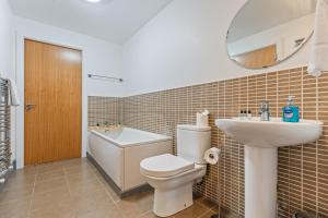 Central 3-Bed Stay w Balcony & Free Parking