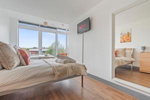 Central 3-Bed Stay w Balcony & Free Parking