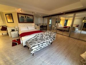Golden Feathers Lodge