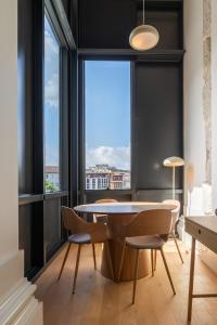 Luxe Mininal Flats by HostWise