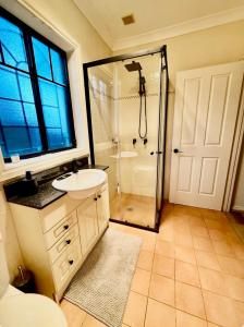 Spacious 2bed house near airport city access