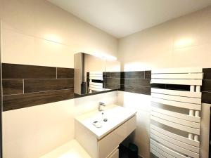 Trés bel appartement 4 personnes, vue mer, plage de Port Fontaine à 30m LOIZA