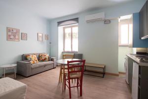 193Gramsci Comfort Apartment 2 plus 2 guests City center location Near ferries and Portovenere bus Flexible space with adjacent unit